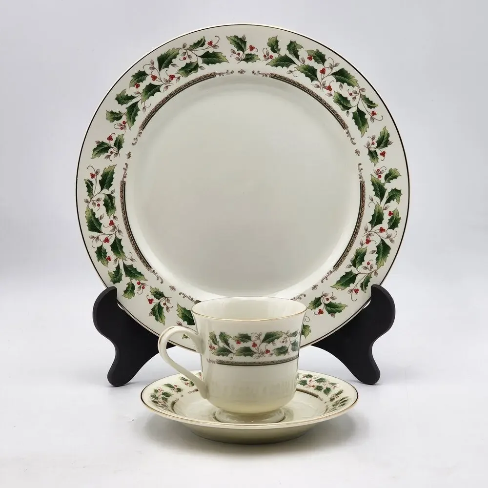 ROYAL LIMITED Holly Holiday 12 Piece Dinnerware Set Japan J-9821 Vintage 1987